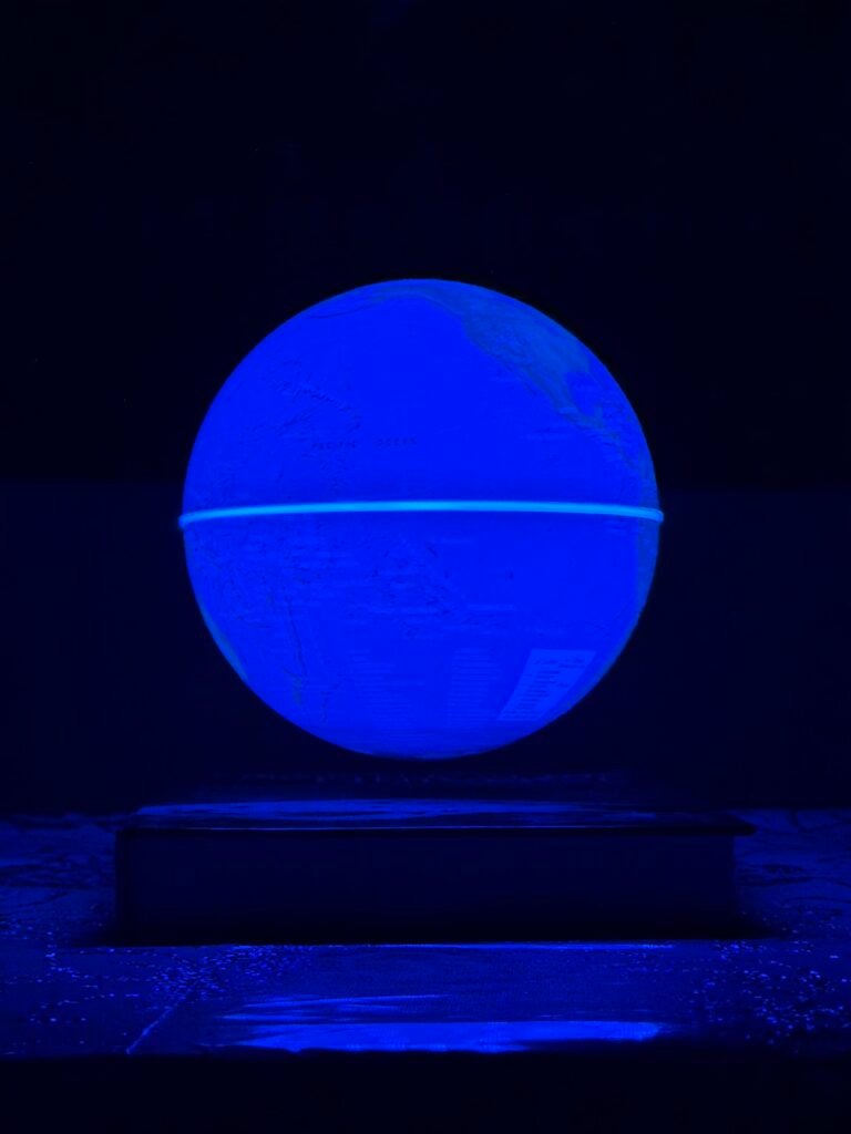 JAKMARO Levitating Magnetic Globe – Floating World Experience